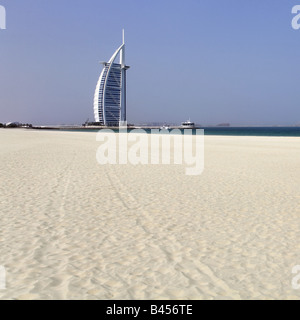 Ampia spiaggia con il Burj al Arab Hotel in background, Dubai Foto Stock