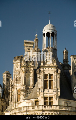 Dettaglio del Camino sul tetto di una delle torri fortificate, al tramonto Chateau de Chambord, Loir-et-Cher, Valle della Loira, in Francia. Foto Stock