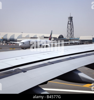 Gli aerei passeggeri in aeroporto di Dubai Foto Stock