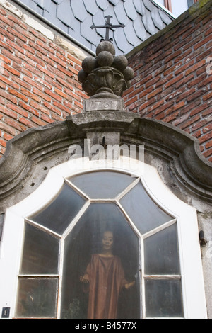 Piccolo Santuario dedicato a Santa Caterina contenente una madonna nera su di una tranquilla strada laterale off il Quai aux Briques, Bruxelles Foto Stock