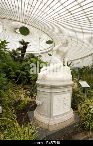 Regno Unito Scozia Glasgow Botanic Garden Kibble Palace recentemente restaurata statua in marmo della vigilia di Scipione Tadolini Foto Stock