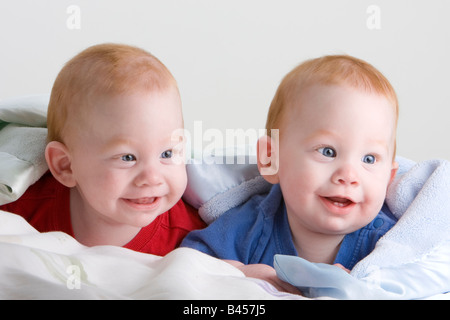 Bella redheaded twin neonati su una coperta Foto Stock