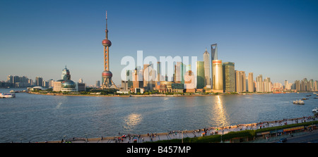 Cina Shanghai vista in elevazione dell'orizzonte finanziario visto oltre il fiume Huangpu dal Bund Foto Stock