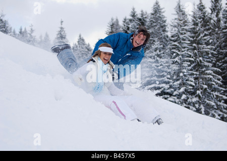 Austria, Salzburger Land, Altenmarkt-Zauchense, coppia giovane nella neve Foto Stock