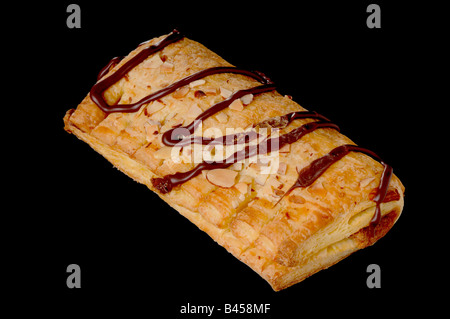 Il cioccolato al forno e pasta ripiena di isolato su nero Foto Stock