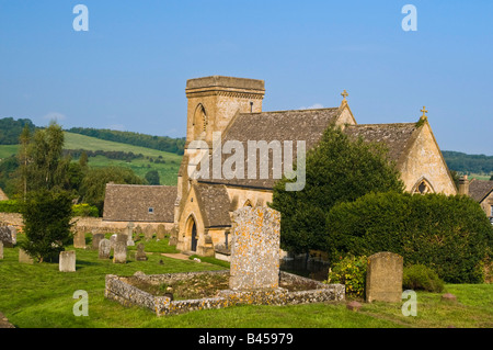 Vista di San Barnaba nel piccolo villaggio di Snowshill in Cotswolds Foto Stock