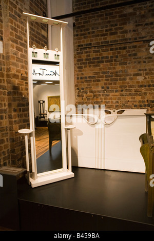 Regno Unito Scozia Glasgow School of Art Shop Charles Rennie Mackintosh esposizione mobili da camera da letto sul display Foto Stock