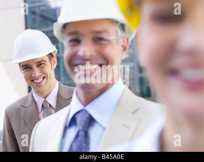 Germania, Baden-Württemberg, Stoccarda, imprenditori Indossare copricapi rigidi, ritratto Foto Stock