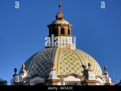 Cupola in piastrelle a Templo del Sagrado Corazon de Jesus conosciuto anche come chiesa di Santa Clara in Queretaro Messico Foto Stock