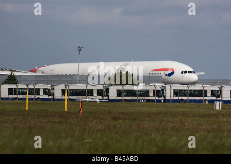 La si è schiantato British Airways Boeing 777 jet memorizzati in prossimità del luogo di incidente quando è atterrato corto della pista di atterraggio all' Aeroporto di Heathrow Foto Stock