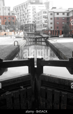 Ponte sul canale di acqua si blocca Manchester Foto Stock