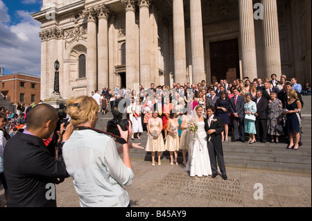 Festa di matrimonio foto chiamata al di fuori alla Cattedrale di St Paul London Regno Unito Foto Stock