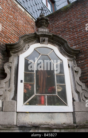 Piccolo Santuario dedicato a Santa Caterina contenente una madonna nera su di una tranquilla strada laterale off il Quai aux Briques, Bruxelles Foto Stock