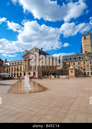 Vista della città di Digione, Francia, Place de la Libération Foto Stock