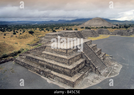 Templi a Plaza de la Luna con la Piramide del Sol a distanza a Teotihuacan Messico Foto Stock