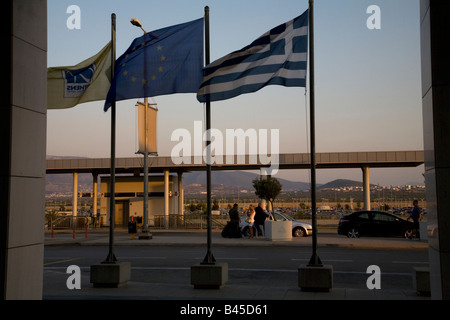 Greco e bandiera UE Aeroporto di Atene in Grecia Foto Stock