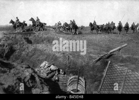 Eventi, Prima guerra mondiale / prima guerra mondiale, fronte occidentale, attacco primaverile tedesco 1918, passaggio di cavalleria tedesco catturato possesso britannico vicino a St. Quentin, aprile 1918, Foto Stock
