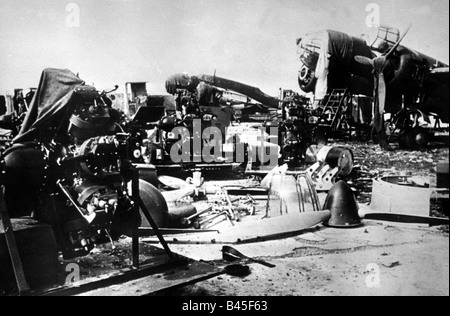 Eventi, Seconda Guerra Mondiale / WWII, Polonia 1939, distrutto bombardieri polacco dopo un tedesco air raid su un campo di aviazione, settembre 1939, Foto Stock