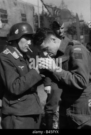 Eventi, Seconda Guerra Mondiale / WWII, Francia, Dieppe, 19.8.1942, tedesco il sergente sigaretta di illuminazione di un catturato ufficiale canadese, Foto Stock
