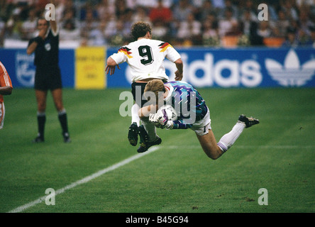 Sport, calcio, campionato del mondo, Germania contro Olanda, (2:1), Milano, Italia, Rudi Völler e Hans van Breukelen, 24.6.1990, Foto Stock