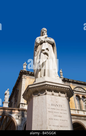 Statua di Dante dettaglio Piazza dei Signori, loggia del Consiglio è dietro di Verona, Italia Foto Stock