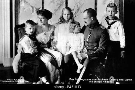 Charles Edward, 19.7.1884 - 6.3.1954, Duca di Sassonia-Coburgo-Gotha 30.7.1900 - 13.11.1918, con famiglia, cartolina, Gotha, circa 1915, Foto Stock