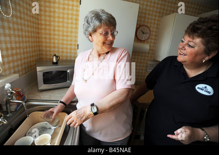Consiglio personale di Homecare abilitare gli anziani e i disabili a vivere nelle proprie case attraverso il supporto e aiutare con la pulizia Foto Stock