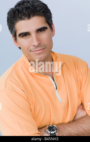 Close up uomo cubano con le braccia incrociate Foto Stock