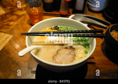 Una ciotola di calda zuppa ramen con bacchette in Giappone Foto Stock