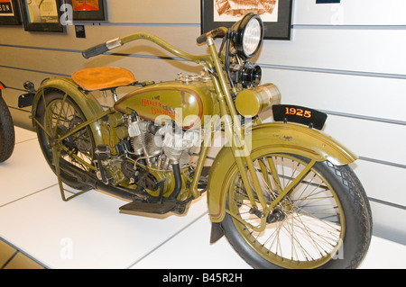 1925 Harley-Davidson V-Twin motociclo sul display presso le società nuovo museo di Milwaukee, Wisconsin, Stati Uniti d'America. Foto Stock