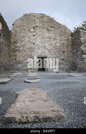 Rovine nel monastero sito con lapidi su terra Glendalough Irlanda sito è relativa a San Kevin Foto Stock