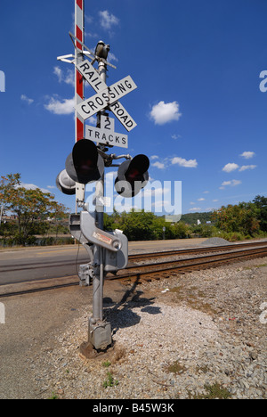 Un attraversamento ferroviario segno davanti i binari della ferrovia nel quartiere di Southside di Pittsburgh, in Pennsylvania. Foto Stock