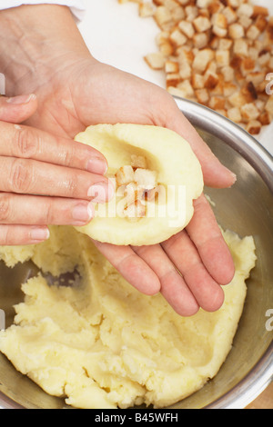 Fare gnocchi di patate, vista in elevazione Foto Stock