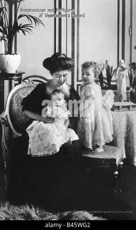 Margaret, 15.1.1882 - 1.5.1920, Principessa Corona di Svezia 15.6.1905 - 1.5.1920, con i suoi figli Gustaf e Sigvard, cartolina, circa 1910, Margaret of Connaught, Saxe-Coburg-Gotha, Margaretha, Bernadotte, Saxe Coburg Gotha, bambino, figli, figlio, 20th secolo, , Foto Stock