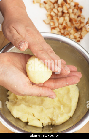 Fare gnocchi di patate, vista in elevazione Foto Stock