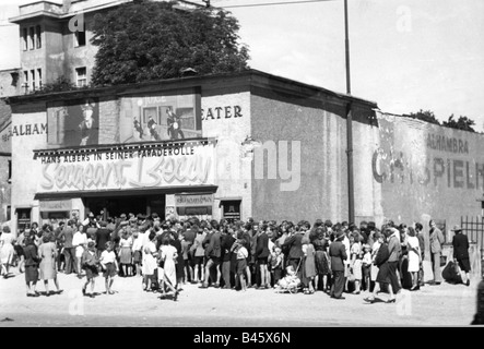 Eventi, epoca post-bellica, tempo libero, coda di fronte al 'Teatro Alhambra', Berlino, 29.7.1946, Foto Stock