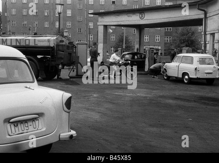 Geografia/viaggio, Germania, Repubblica democratica tedesca, trasporti/trasporti, auto, stazione di servizio, Berlino, luglio 1963, auto, Trabant 600, camion cisterna, moto, GDR, Germania orientale, 20th secolo, storico, storico, Trabi, Trabi, popolo, 1960s, Foto Stock