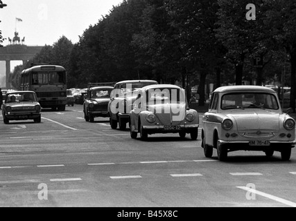 Geografia/viaggio, Germania, Berlino, Unter den Linden, 1968, auto, auto, Trabant 600, Volkswagen Bealle, targa, diplomatici, CD, traffico, GDR, Repubblica democratica tedesca, Germania orientale, 20th secolo, storico, storico, Trabi, Trabi, popolare, 1960s, Foto Stock