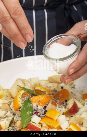 Persona salatura il ripieno, close-up Foto Stock