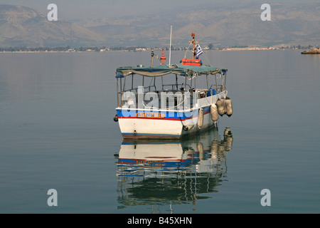 Una barca in Nafplion Harbour Foto Stock