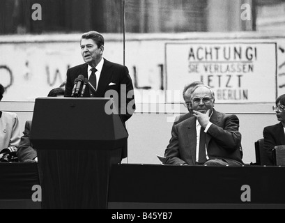 Reagan, Ronald, 6.2.1911 - 5.6.2004, politico americano (partito repubblicano), presidente degli Stati Uniti d'America 1981 - 1989, con cancelliere tedesco Helmut Kohl, porta di Brandeburgo, Berlino, 12.6.1987, Foto Stock