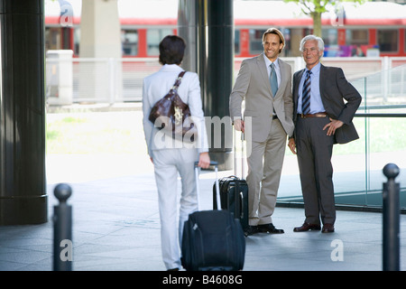 Germania, Baden Württemberg, Stoccarda, la gente di affari presso la piattaforma del treno Foto Stock