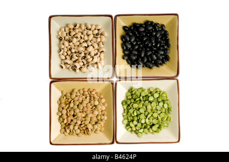 Quattro piastre con le lenticchie, fagioli neri, black eyed peas, piselli spezzati Foto Stock