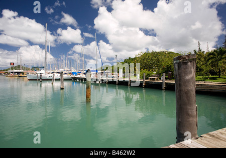 Yacht ormeggiati dalla Texaco la stazione di benzina in Jolly Harbour per l'isola dei Caraibi di Antigua, West Indies Foto Stock