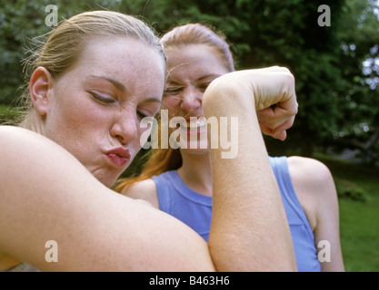 Le donne avendo divertimento esercizio Foto Stock