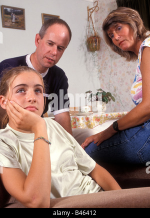 I genitori sostenendo oltre la loro figlia adolescente Foto Stock