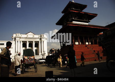 Vecchio tempio pagoda, Rana palace e il traffico di risciò a Kathmandu Durbar Square, Nepal Foto Stock