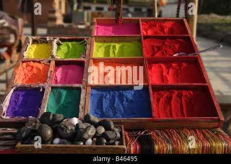 Polvere di colore per la vendita usati nelle festività religiose in Nepal Foto Stock