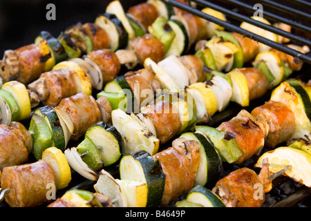 Salsiccia shish kebab su spiedini per la cottura alla griglia Foto Stock