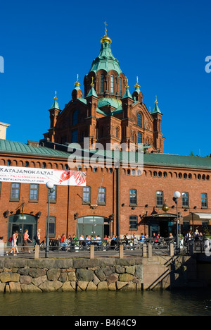 Ristorante terrazza di fronte Cattedrale Uspensky in Helsinki Finlandia Europa Foto Stock